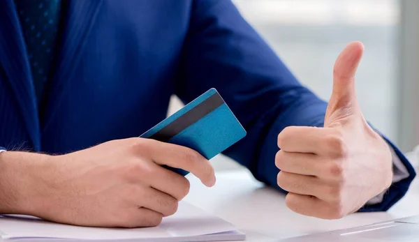 Homem que paga com cartão de crédito online — Fotografia de Stock