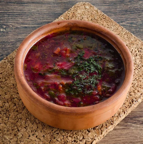 Schüssel mit traditioneller Suppe Borscht auf dem Tisch — Stockfoto