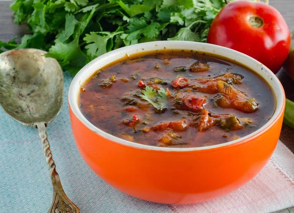 Schüssel mit traditioneller Suppe Borscht auf dem Tisch — Stockfoto