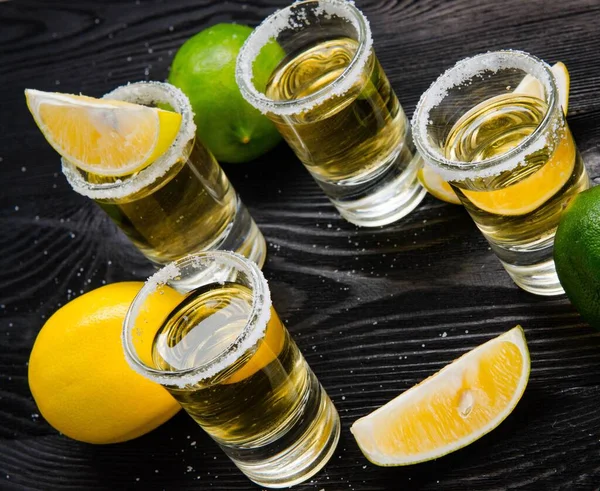 Tequila drink served in glasses with lime and salt — Stock Photo, Image