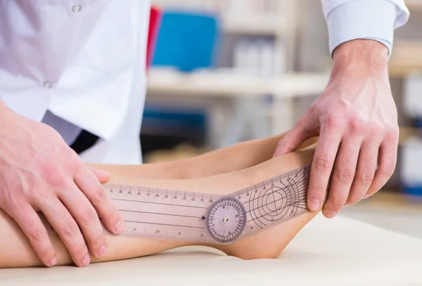 Médico revisando pacientes flexibilidad articular — Foto de Stock