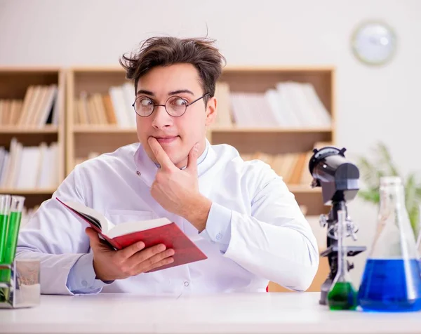 Őrült őrült tudós orvos kísérletezik egy laboratóriumban. — Stock Fotó