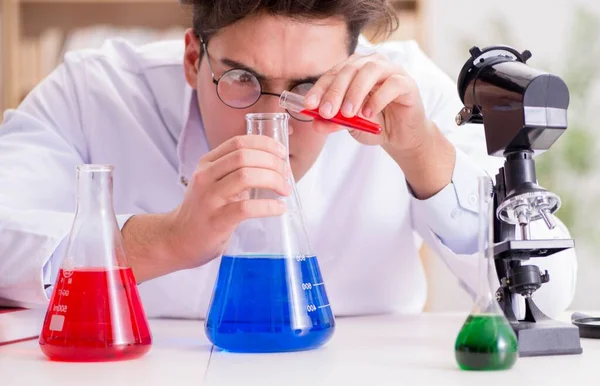 Šílený šílený vědec doktor dělá experimenty v laboratoři — Stock fotografie