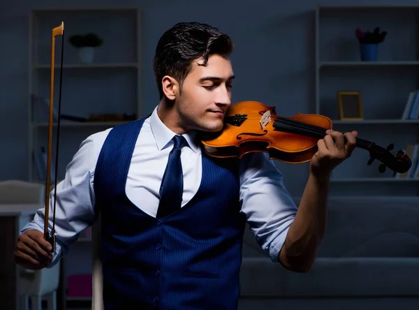 Young musician man practicing playing violin at home — Stock Photo, Image