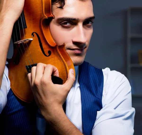 Jovem músico praticando violino em casa — Fotografia de Stock