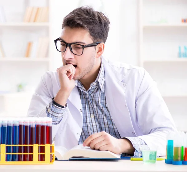 Chemiestudentin macht chemische Experimente im Klassenzimmer — Stockfoto