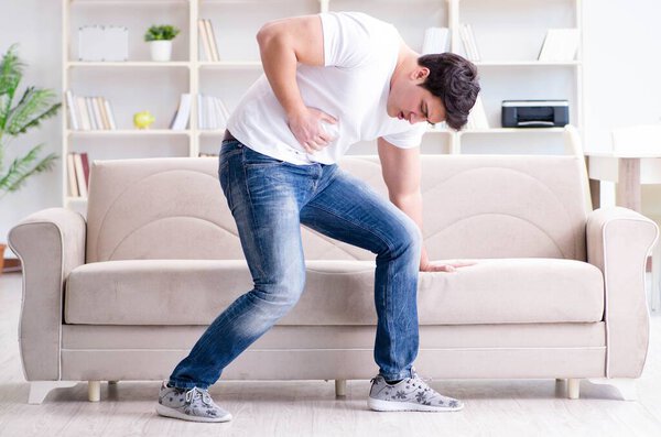 Человек, страдающий болезнью желудка и рвотой