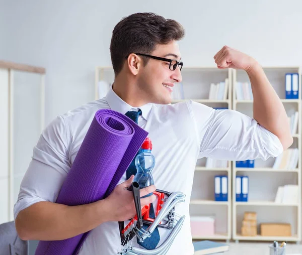 Empresario preparándose para hacer ejercicio en el gimnasio —  Fotos de Stock