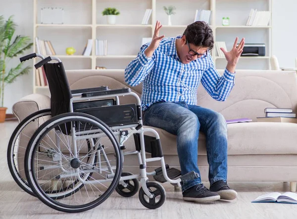Jovem estudante em cadeira de rodas no conceito de deficiência — Fotografia de Stock