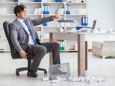 Ofiste çalışan kızgın işadamı kovuldu.