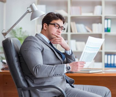 Ofiste çalışan genç bir işadamı.