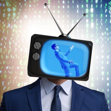 Televizyon bağımlısı bir adam.