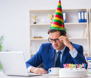 Adam ofiste doğum gününü kutluyor.