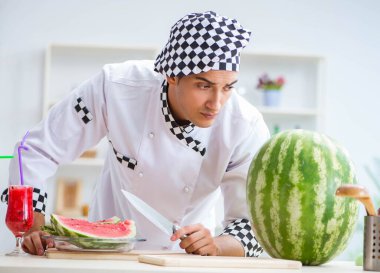 Mutfakta karpuzlu bir erkek aşçı.