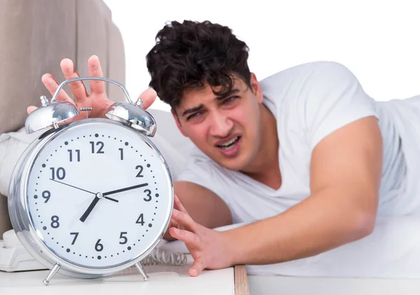 Hombre en la cama sufriendo de insomnio — Foto de Stock