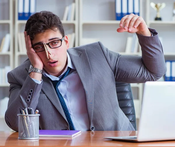 Biznesmen pocący się nadmiernie śmierdzący w biurze w pracy — Zdjęcie stockowe