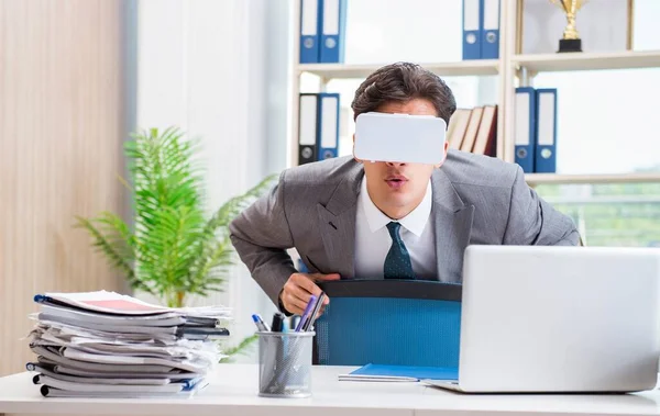 Obchodník s brýlemi virtuální reality VR v kanceláři — Stock fotografie