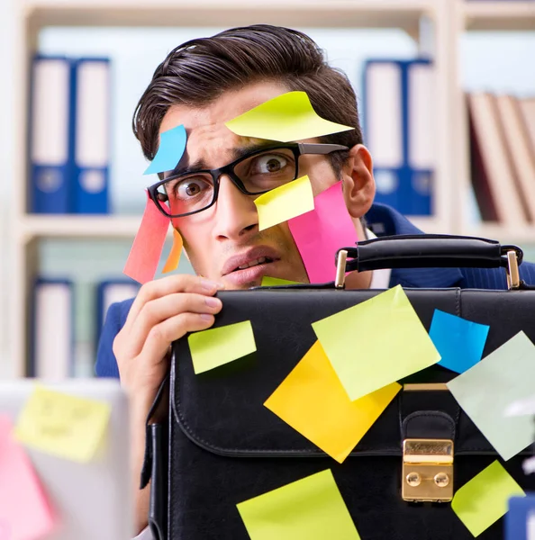 Affärsman med påminnelse anteckningar i multitasking koncept — Stockfoto