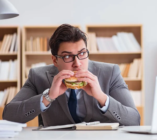 Affamato divertente uomo d'affari mangiare sandwich cibo spazzatura — Foto Stock