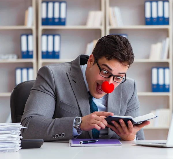 Clown-Geschäftsmann arbeitet im Büro — Stockfoto