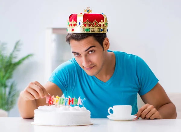 年轻人在家里一个人庆祝生日 — 图库照片