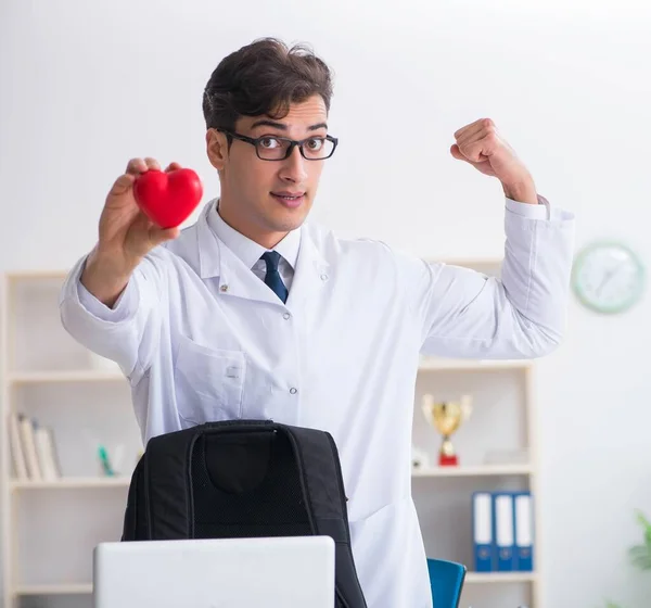 Arzt geht in der Mittagspause ins Fitnessstudio — Stockfoto