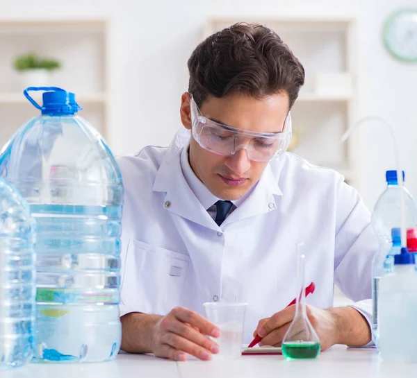 Asistente de laboratorio probando calidad del agua — Foto de Stock