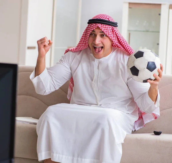 Arabischer Geschäftsmann schaut zu Hause fern — Stockfoto