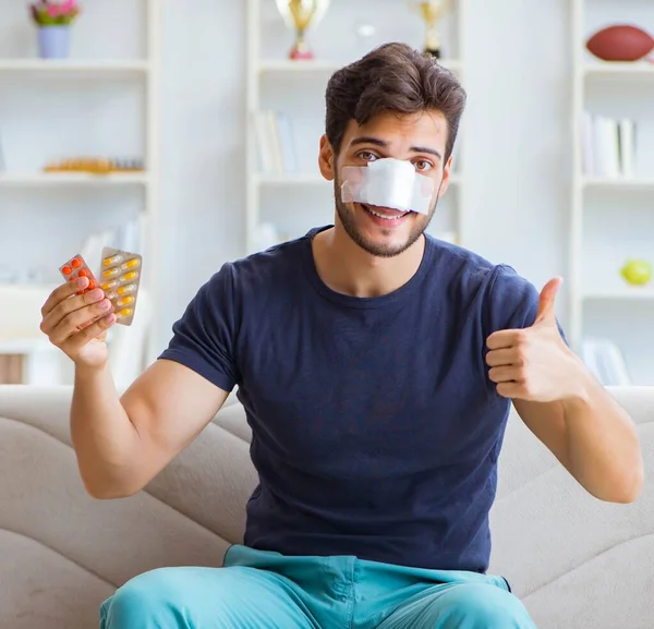 Ung man återhämtar sig hemma efter plastikkirurgi näsa — Stockfoto