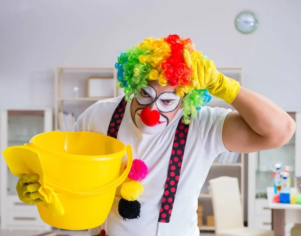 Palhaço engraçado fazendo limpeza em casa — Fotografia de Stock