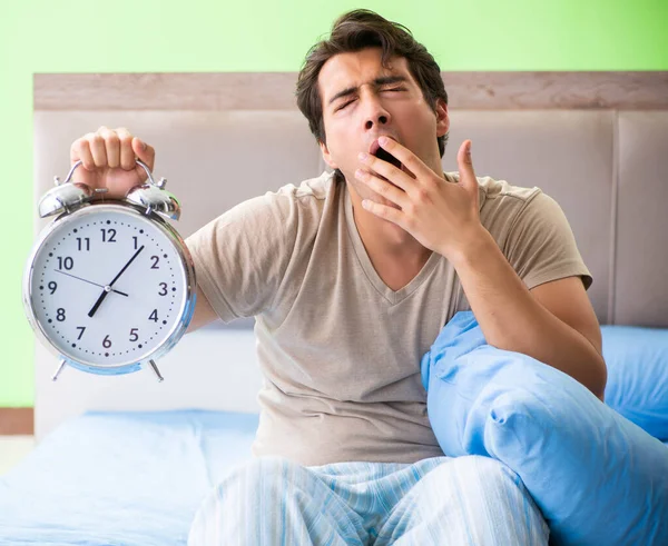 Uomo che ha problemi con il sonno — Foto Stock