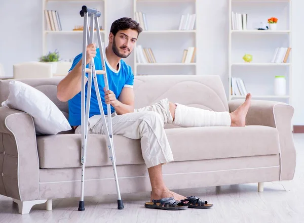 Injured young man recovering at home — Stock Photo, Image