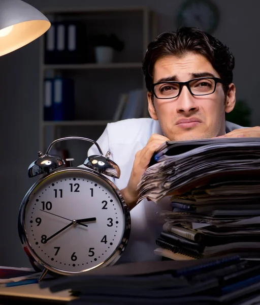 Jovem empresário que trabalha horas extras no final do mandato — Fotografia de Stock