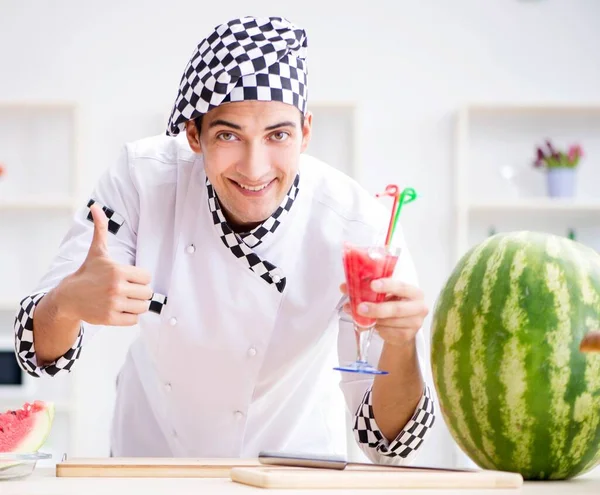 Cozinheiro masculino com melancia na cozinha — Fotografia de Stock