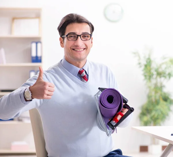 Geschäftsmann eilt in der Mittagspause ins Fitnessstudio — Stockfoto