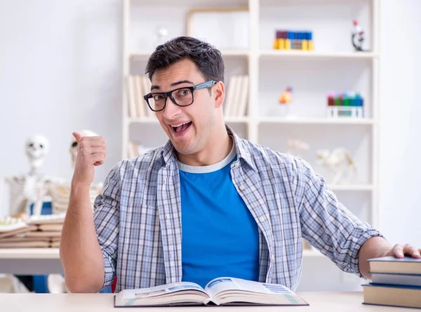 Étudiant en médecine se préparant aux examens — Photo