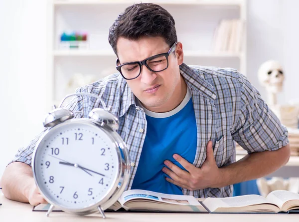 Estudiante de medicina preparándose para exámenes — Foto de Stock