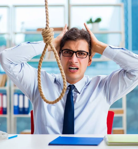 Hombre de negocios infeliz pensando en ahorcarse en la oficina —  Fotos de Stock