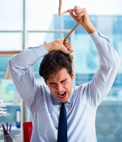 Hombre de negocios infeliz pensando en ahorcarse en la oficina —  Fotos de Stock