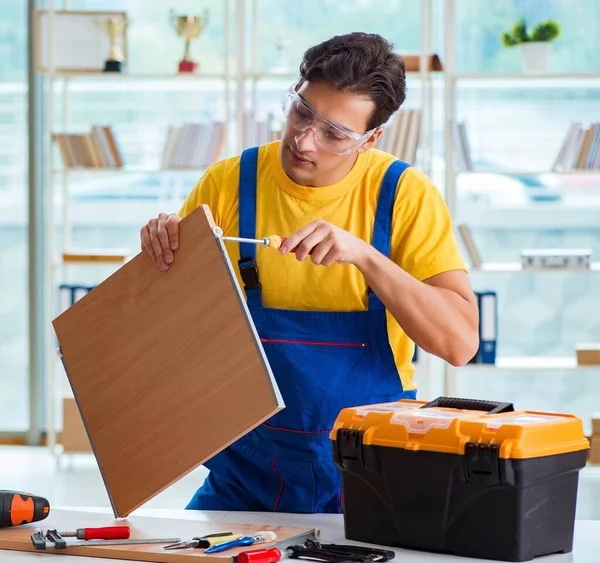 Falegname di mobili che lavora in officina — Foto Stock