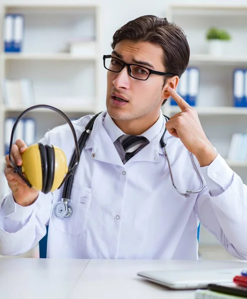 Γιατρός ασφαλείας συμβουλεύει σχετικά με ακουστικά ακύρωσης θορύβου — Φωτογραφία Αρχείου