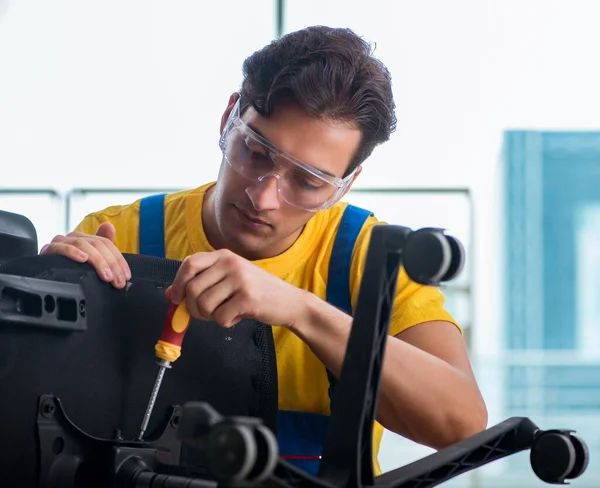 Reparador de móveis trabalhando na reparação da cadeira — Fotografia de Stock