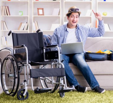 Pasif adam dizüstü bilgisayarla internetten seyahat rezervasyonu