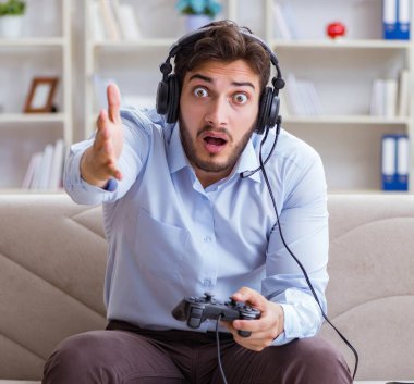 Öğrenci oyuncu evde oyun oynuyor