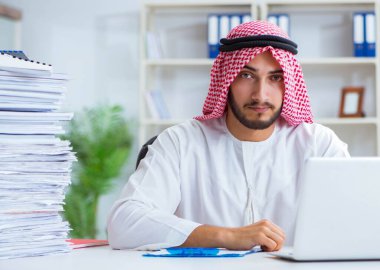 Ofiste çalışan Arap işadamı bir Pi ile evrak işi yapıyor.