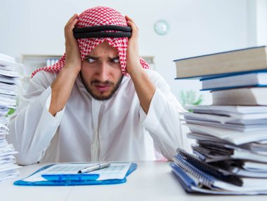 Ofiste çalışan Arap işadamı bir Pi ile evrak işi yapıyor.