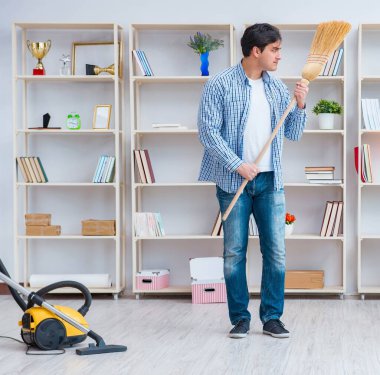 Adam evi temizliyor.