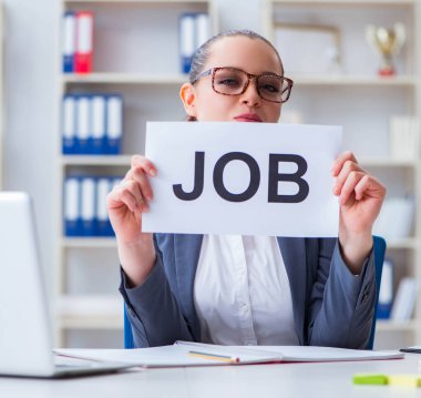 İş kadını işe yeni eleman alıyor.