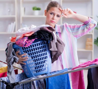 Depresyonda olan ev hanımı çamaşır yıkıyor.