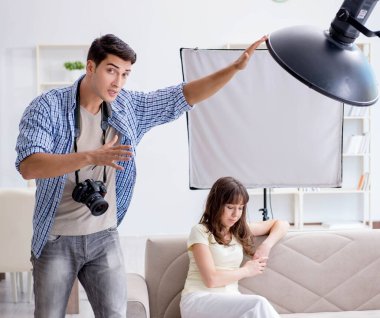 Fotoğraf stüdyosunda çalışan genç fotoğrafçı.